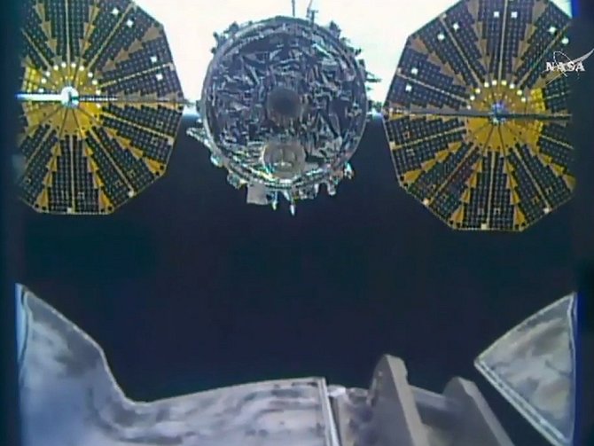 Dva američtí astronauti dnes od spojovacího uzlu Mezinárodní vesmírné stanice (ISS) odpojili zásobovací loď Cygnus, která v prosinci posádce dovezla 3,3 tuny nákladu.