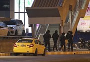 Policejní komando před obchodním centrem Terminal 21, kde se ukryl voják, který dnes zaútočil na několika místech ve městě Nakchon Rátčchasímá na východě Thajska a zabil dvě desítky lidí.