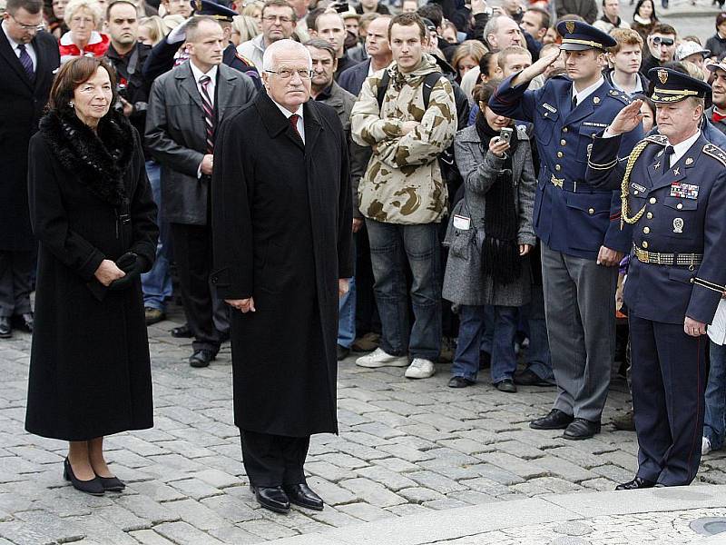 Prezident republiky Václav Klaus položil při příležitosti státního svátku 28.října pamětní věnec k soše prvního československého prezidenta Tomáše Garriguea Masaryka.