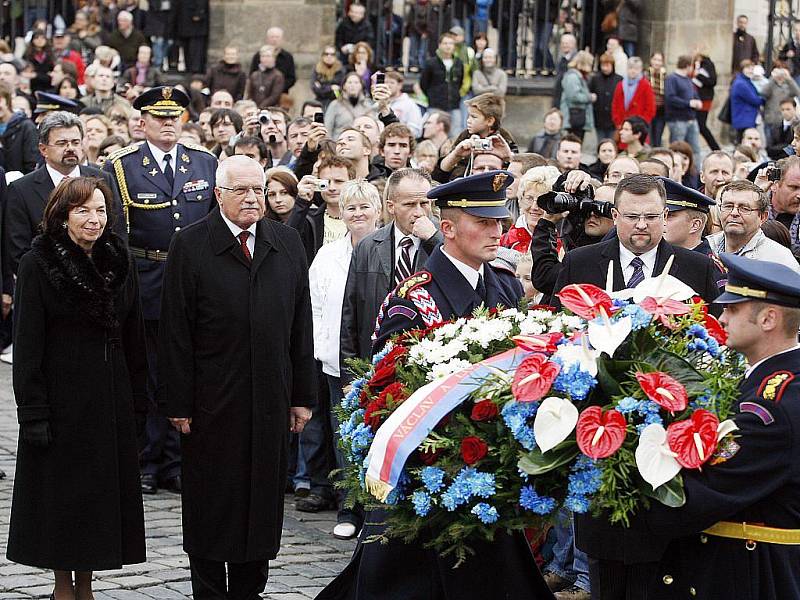 Prezident republiky Václav Klaus položil při příležitosti státního svátku 28.října pamětní věnec k soše prvního československého prezidenta Tomáše Garriguea Masaryka.