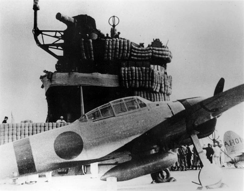 Stíhačka japonského císařského námořnictva Mitsubishi A6M Zero na letadlové lodi Akagi