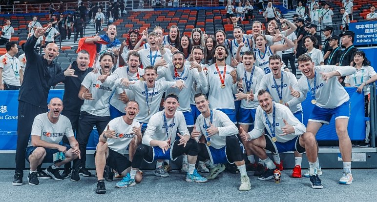 Vítězný tým českých basketbalistů