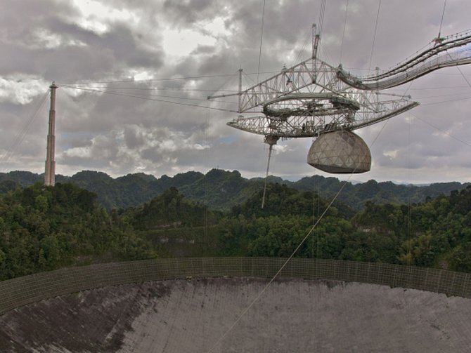 Největší radioteleskop na světě v horách u města Arecibo.