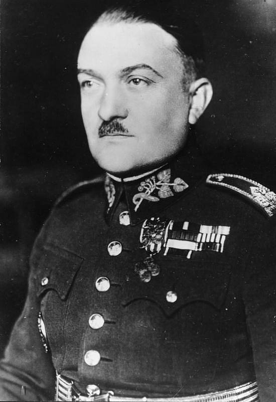 První předseda protektorátní vlády, generál Alois Eliáš na fotografii Jana Nepomuka Langhanse. Krátce po Heydrichově nástupu do funkce zastupujícího říšského protektora byl odsouzen k trestu smrti a za heydrichiády byl popraven