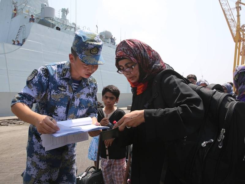 Čínská válečná loď ve čtvrtek evakuovala z válečným konfliktem sužovaného Jemenu 225 cizinců.