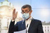 Premiér Andrej Babiš vystoupil 18. března 2020 v Praze s ochrannou rouškou na tiskové konferenci po mimořádném zasedání vlády k situaci kolem šíření nového typu koronaviru