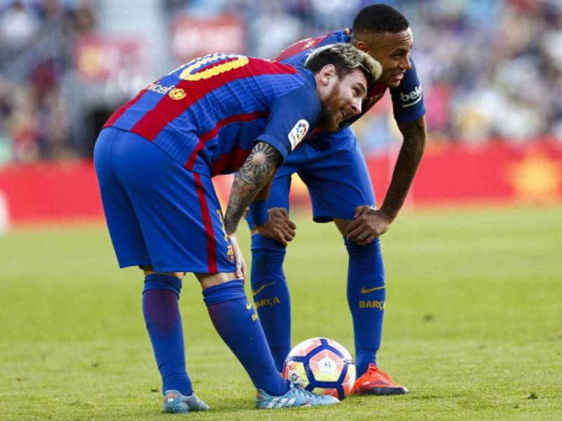 Kanonýři Barcelony Lionel Messi (vlevo) a Neymar. Potkají se zase v Paříži?