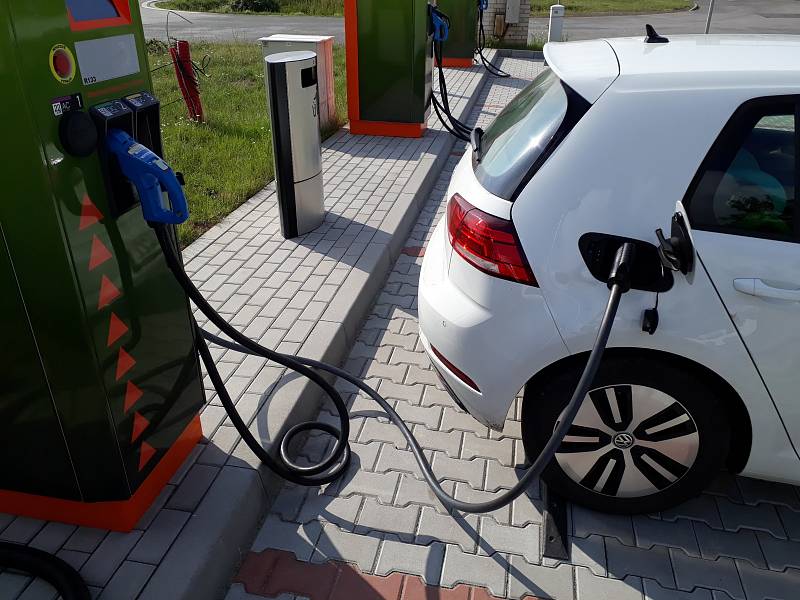 Elektromobil Volkswagen e-Golf, dobíjecí stanice ve Vestci