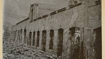 Sutiny budov zničených výbuchem sopky Mount Pelée v květnu 1902
