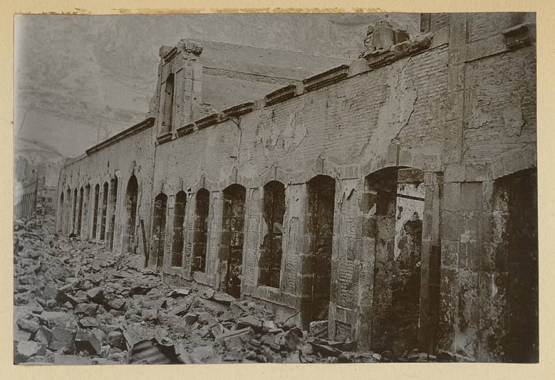 Sutiny budov zničených výbuchem sopky Mount Pelée v květnu 1902