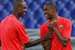 Eric Abidal (vlevo) a Samuel Eto'o z Barcelony vtipkují na tréninku katalánského klubu. 