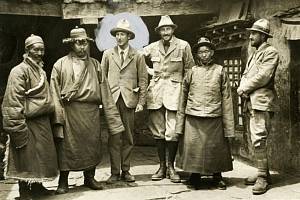 George Mallory (uprostřed, označený kruhem kolem hlavy) a další členové expedice na Mount Everest z roku 1924. Mallory se svým spolulezcem Andrewem Irvinem přišli při pokusu o dobytí vrcholu o život. Dodnes není zcela jisté, zda jej dosáhli, nebo ne