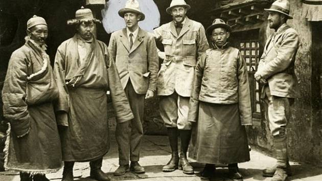 George Mallory (uprostřed, označený kruhem kolem hlavy) a další členové expedice na Mount Everest z roku 1924. Mallory se svým spolulezcem Andrewem Irvinem přišli při pokusu o dobytí vrcholu o život. Dodnes není zcela jisté, zda jej dosáhli, nebo ne