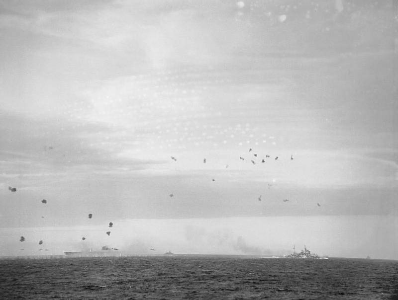 Intenzivní protiletadlová palba při útoku italských torpédových bombardérů. Ark Royal je vlevo, s italským letounem nad přídí