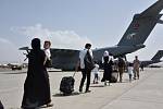 Evakuace Afghánců z letiště v Kábulu - ilustrační foto.