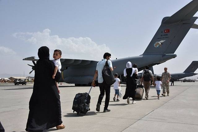 Evakuace Afghánců z letiště v Kábulu.