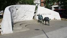 V roce 2004 byl v londýnském Hyde Parku odhalen pomník všem zvířatům, která sloužila během válek a tažení v britských a spojeneckých ozbrojených silách. Před pomníkem s názvem Animals in War Memorial a velkým nápisem „They had no choice“ („Neměli na výběr
