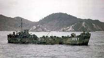 Americká loď zakotvená u ostrova Kerama rettó v červnu 1945, kdy končila bitva o Okinawu