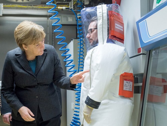 Berlínský Institut Roberta Kocha dnes zahájil provoz nové vysoce zabezpečené laboratoře, která umožní výzkum mimořádně nakažlivých chorob, například eboly. 