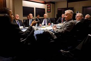 Americký politolog Zbigniew Brzezinski (zcela vpravo) při setkání s tehdejším americkým prezidentem Barackem Obamou.