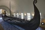 Dochovaná obchodní loď Vikingů z Osebergu, uložená v Muzeu vikingských lodí v Oslo