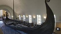 Dochovaná obchodní loď Vikingů z Osebergu, uložená v Muzeu vikingských lodí v Oslo