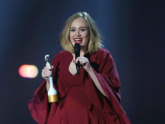 Sedmadvacetiletá zpěvačka Adele se stala královnou britské hudební scény, když při udílení hudebních cen Brit Awards získala hned čtyři trofeje.