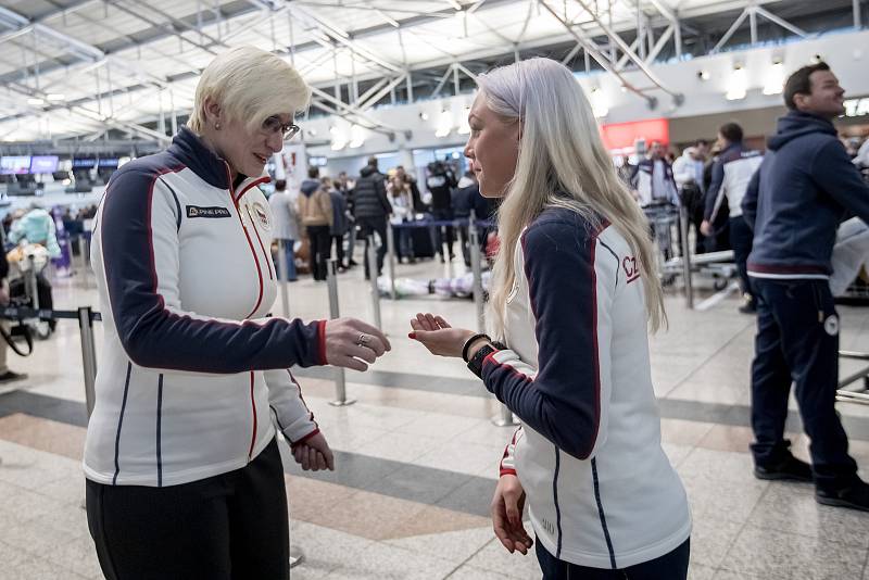 Část českých sportovců odletěla 1. února z Prahy zimní olympiádu v Jižní Koreji. Na snímku Karla Šlechtová a Barbora Havlíčková.