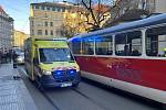 Záchranáři zasahují v pražské Jindřišské ulici, kde tramvaj srazila dvě dívky, 3. března 2023