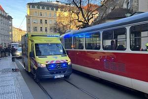 Záchranáři zasahují v pražské Jindřišské ulici, kde tramvaj srazila dvě dívky, 3. března 2023