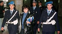 Zatčená Patrizia Reggiani (Gucci) s policejní eskortou