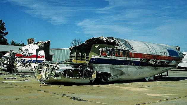 Trosky nákladního letounu McDonnell Douglas DC-9, které 1. února 1991 tragicky havarovalo na mezinárodním letišti v Clevelandu při pokusu vzlétnout. Nehodu způsobila námraza na křídlech