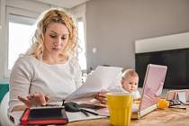 Čím déle je matka doma s dítětem a pobírá rodičovský příspěvek, tím hůř shání práci
