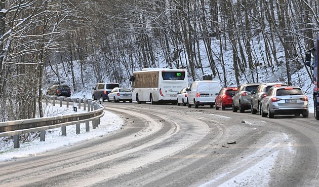 Ranní sněžení způsobilo problémy v dopravě na Olomoucku, 28. března 2023, silnice č. 46 Šternberk