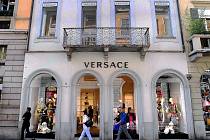 Vlajkový obchod módního domu Versace v Miláně.