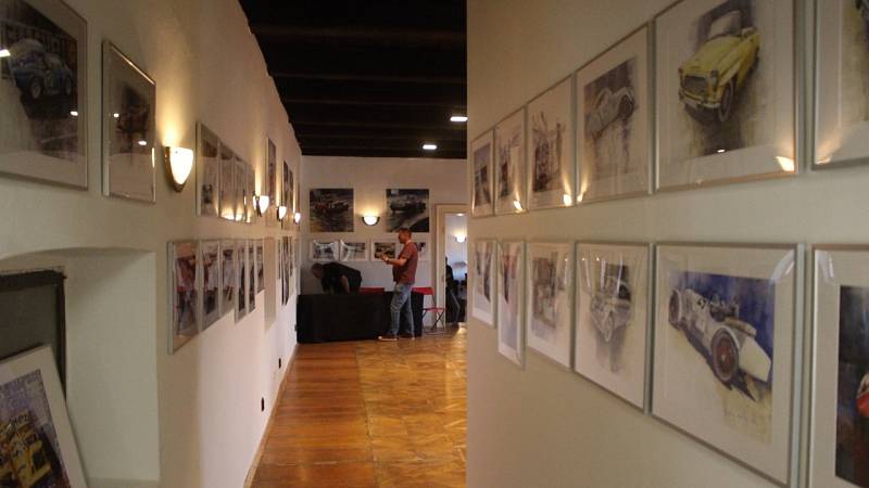 Návštěvníci si mohli prohlédnout i výstavu obrazů ve dvou místnostech