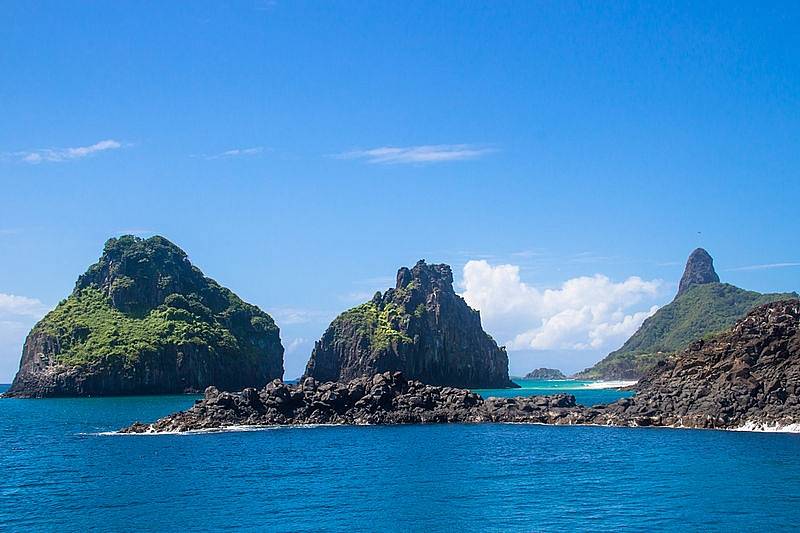 Z pláží na brazilském ostrově Fernando de Noronha lze obdivovat úžasná panoramata. Pláž Baia do Sancho z tohoto ostrova patří podle portálu TripAdvisor mezi nejkrásnější na světě.