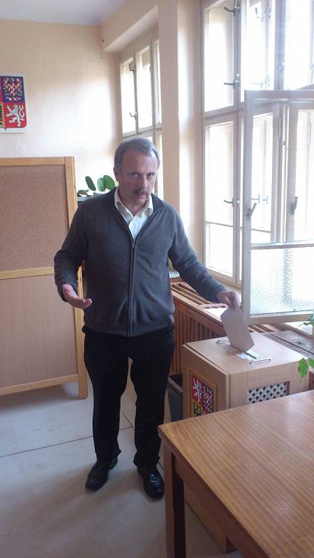  Krátce po půl třetí volil v Nové Peci lídr SPOZ pro Jihočeský kraj Miloš Kužvart.