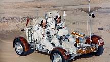 Astronauti John Young a Charles Duke z mise Apollo 16 trénují v Kennedyho vesmírném středisku pohyb s roverem po měsíčním povrchu.