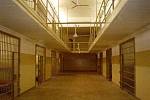 Věznice Abú Ghraíb se do světového povědomí zapsala zejména mučením iráckých zajatců v roce 2004. V roce 1982 v ní však skončilo několik set Iráčanů viněných Sadámem Husajnem z pokusu o jeho likvidaci