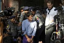 Barmský novinář pracující pro agenturu Reuters Wa Lone (uprostřed) u soudu v Rangúnu.