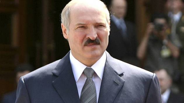 Běloruský prezident Alexandr Lukašenko vytkl českému prezidentovi Václavu Klausovi hrubiánství. Reagoval tak na Klausovo prohlášení, že pokud na květnový summit EU a Východního partnerství přijede do Česka Lukašenko, Klaus mu nepodá ruku a nepřijme ho na 
