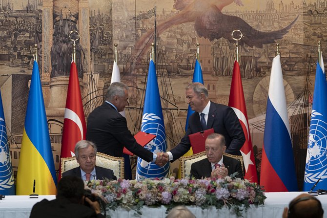 Podepsání dohody ohledně vývozu obilí. Recep Tayyip Erdogan (dole vpravo) a Antonio Guterres (dole vlevo) v paláci Dolmabahçe v pátek 22. července 2022