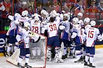Hokejisté Francie se radují ze senzačního vítězství nad obhájci titulu z Ruska.