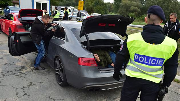 Policie od půlnoci ze středy na čtvrtek provádí kontroly na bývalých hraničních přechodech mezi Českem a Slovenskem. Důvodem je narůstající migrace. Na snímku jedno ze dvou právě zadržených vozidel s migranty na hraničním přechodu Lanžhot-Brodské.