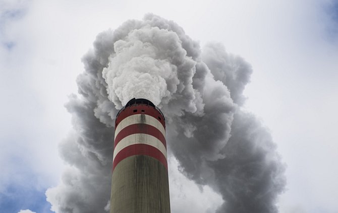 Kouřící komín, emise - ilustrační foto
