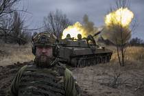 Ukrajinští vojáci při střelbě ze samohybné houfnice během bojů na frontové linii v Doněcké oblasti, 2. března 2023