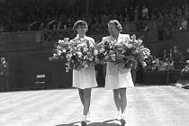 Tenistky Doris Hartová (vlevo) a Louise Broughouvá ve finále Wimbledonu 1948.