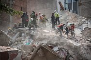Záchranáři prohledávají v Mexiku trosky budov po zemětřesení.