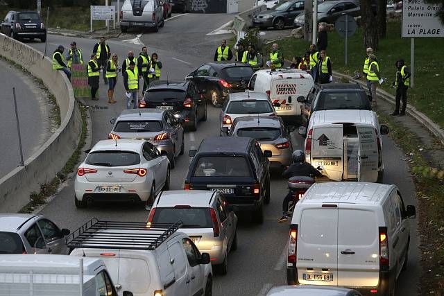 Ve Francii se protestuje proti růstu cen pohonných hmot